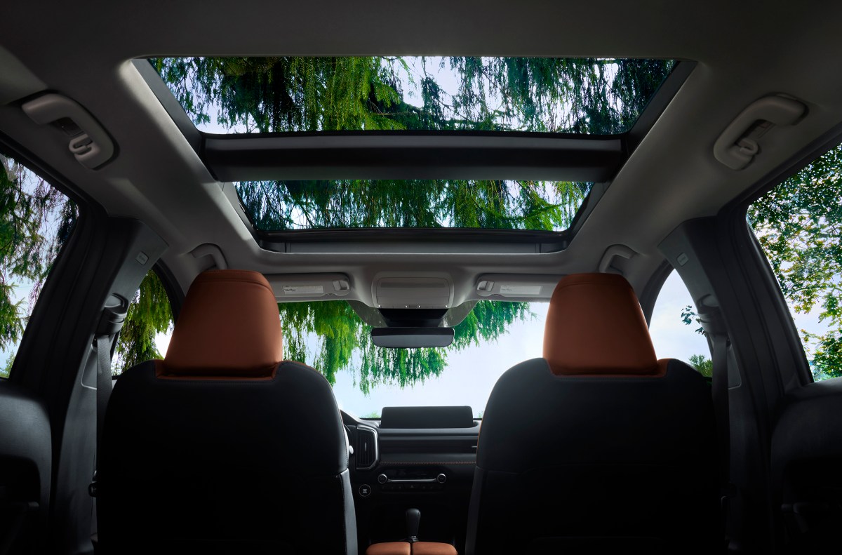 Foto del interior del Mazda CX-50 mostrando el techo panorámico