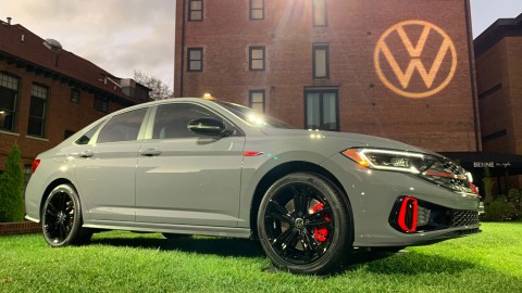 La entrada de aire en rojo es la novedad de diseño más llamativa del 2022 Volkswagen Jetta GLI.