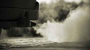 Qué hacer si sale humo blanco del motor del auto cuando aceleras