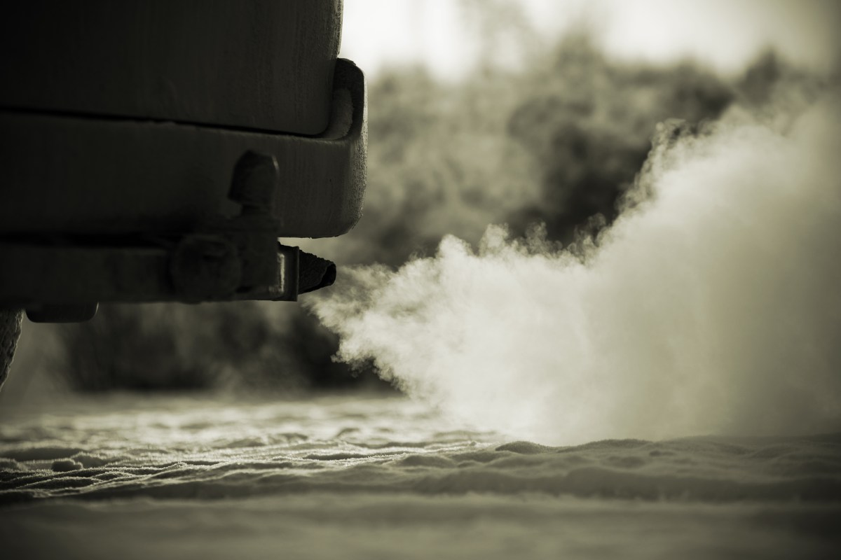 Qué hacer si sale humo blanco del motor del auto cuando aceleras