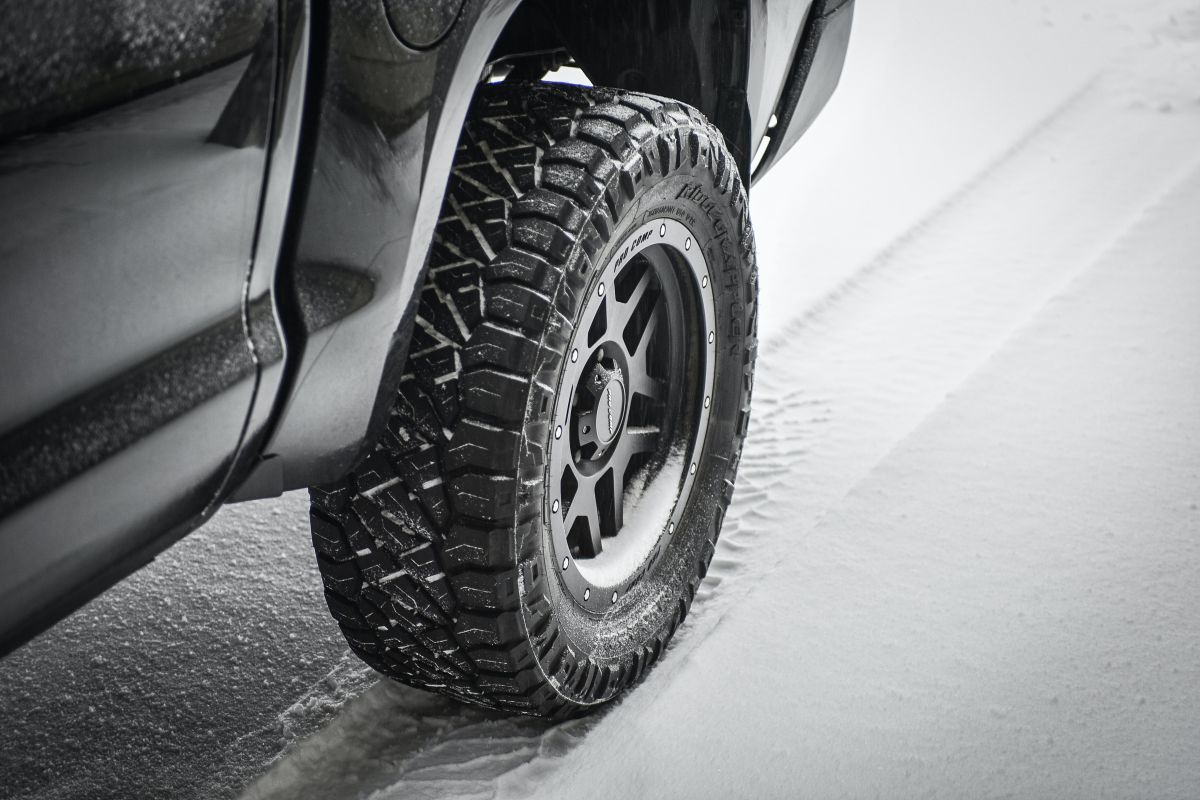 Las cuatro llantas para nieve ayudan a tener más control del auto.