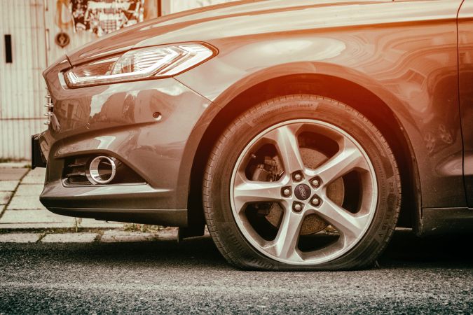 Спущенная автомобильная шина