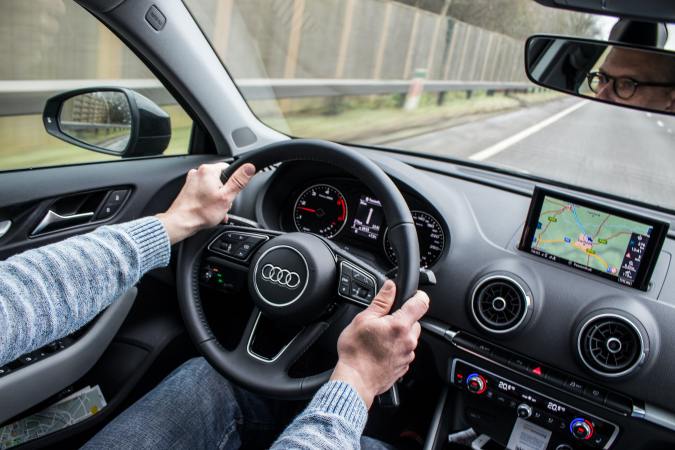 Por qué el volante del carro se pone duro al girar