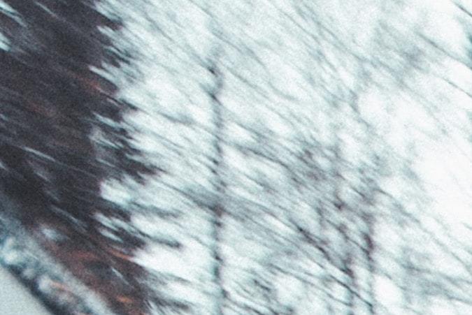 por que el auto se va de lado cuando suelto el volante