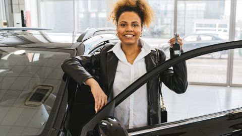 Mujer con auto nuevo.