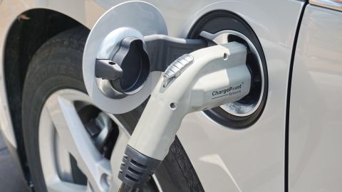 Carga de auto eléctrico.