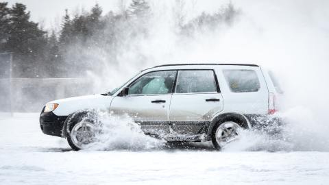 Auto sobre la nieve