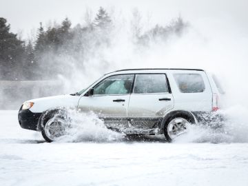 Auto sobre la nieve