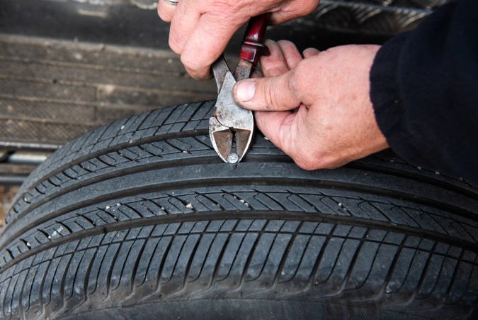 se puede conducir con una llanta con un clavo