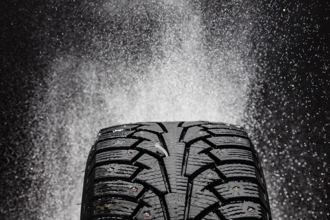 como quitar un clavo de la llanta sin romperla