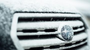 Auto bajo tormenta de nieve
