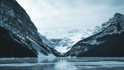 Camino en lago congelado.