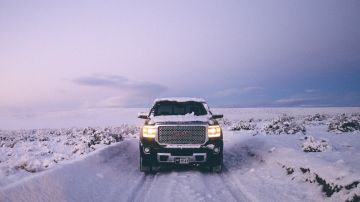 Camioneta pickup sobre nieve