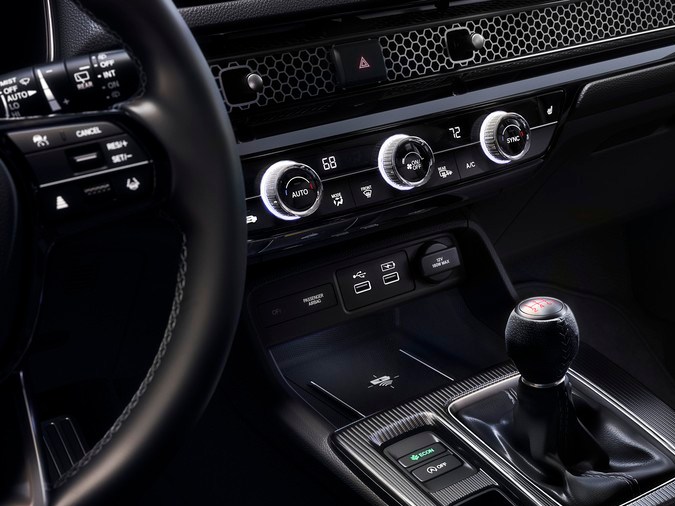 Interior del Civic Hatchback con transmisión manual.