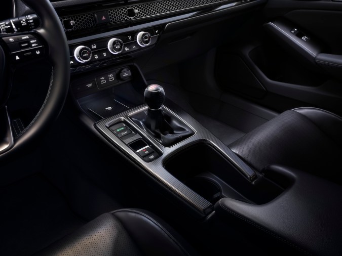 Interior del Civic Hatchback con transmisión manual.