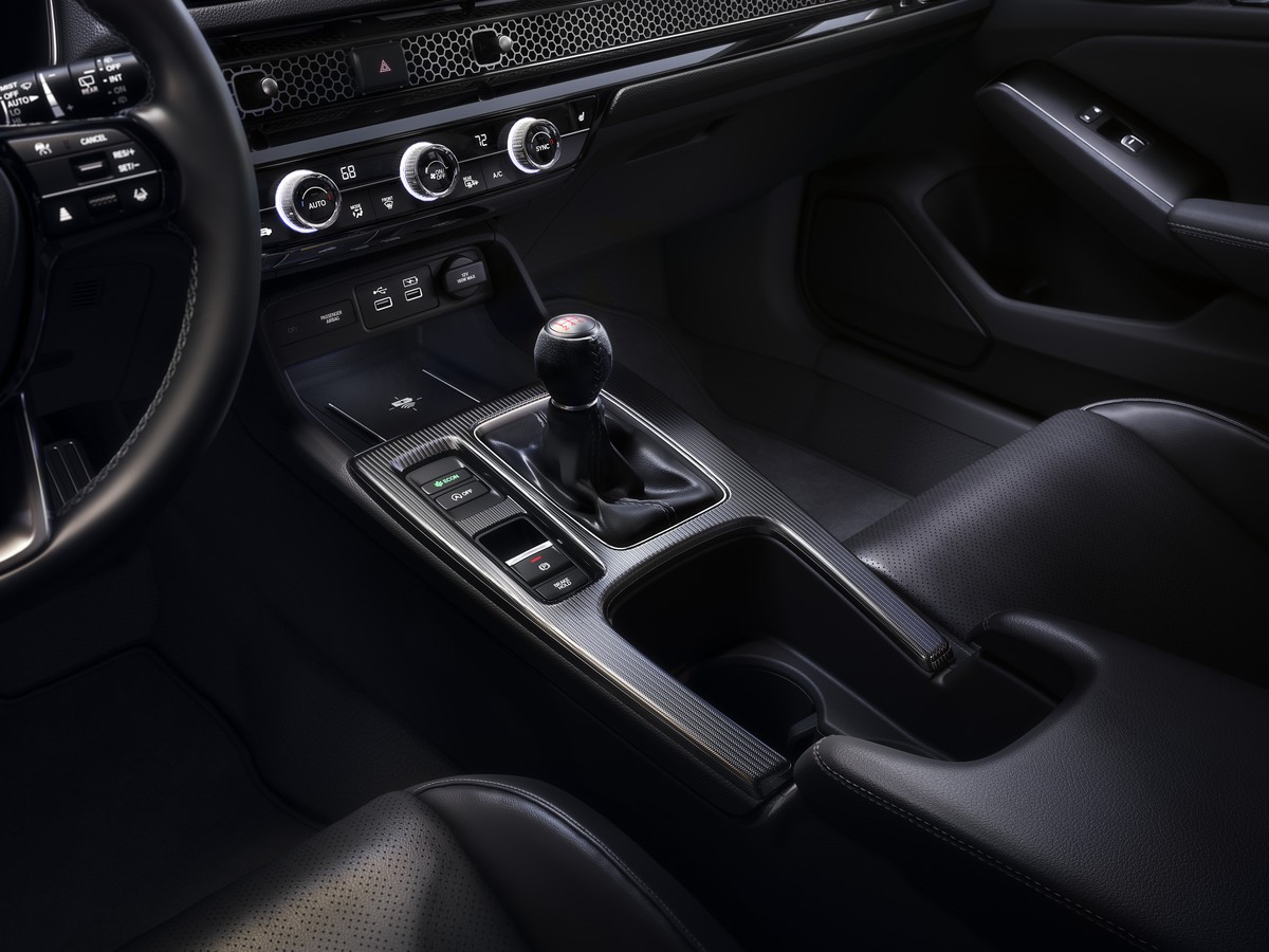 Interior del Civic Hatchback con transmisión manual.