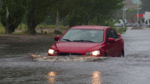 Auto en el agua