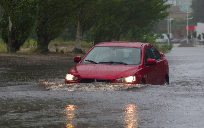 Auto en el agua