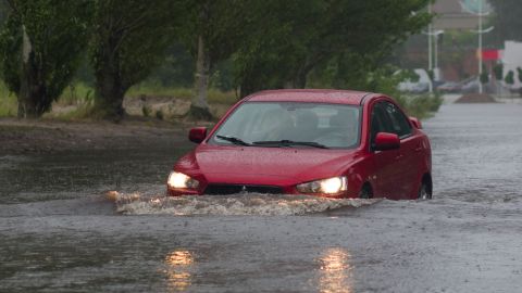 Auto en el agua