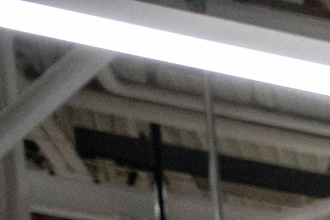 Foto de un empleado de Ford trabajando en el ensamblaje de la Bronco 2021