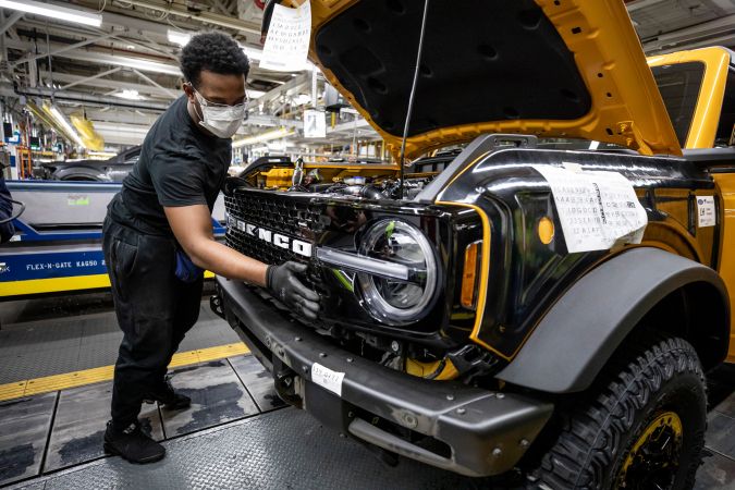 Foto de un empleado de Ford trabajando en el ensamblaje de la Bronco 2021