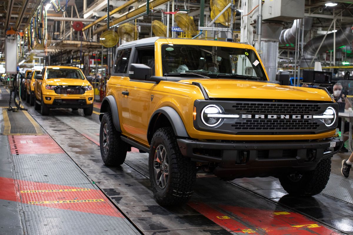 Foto del Ford Bronco 2021 saliendo de la línea de producción
