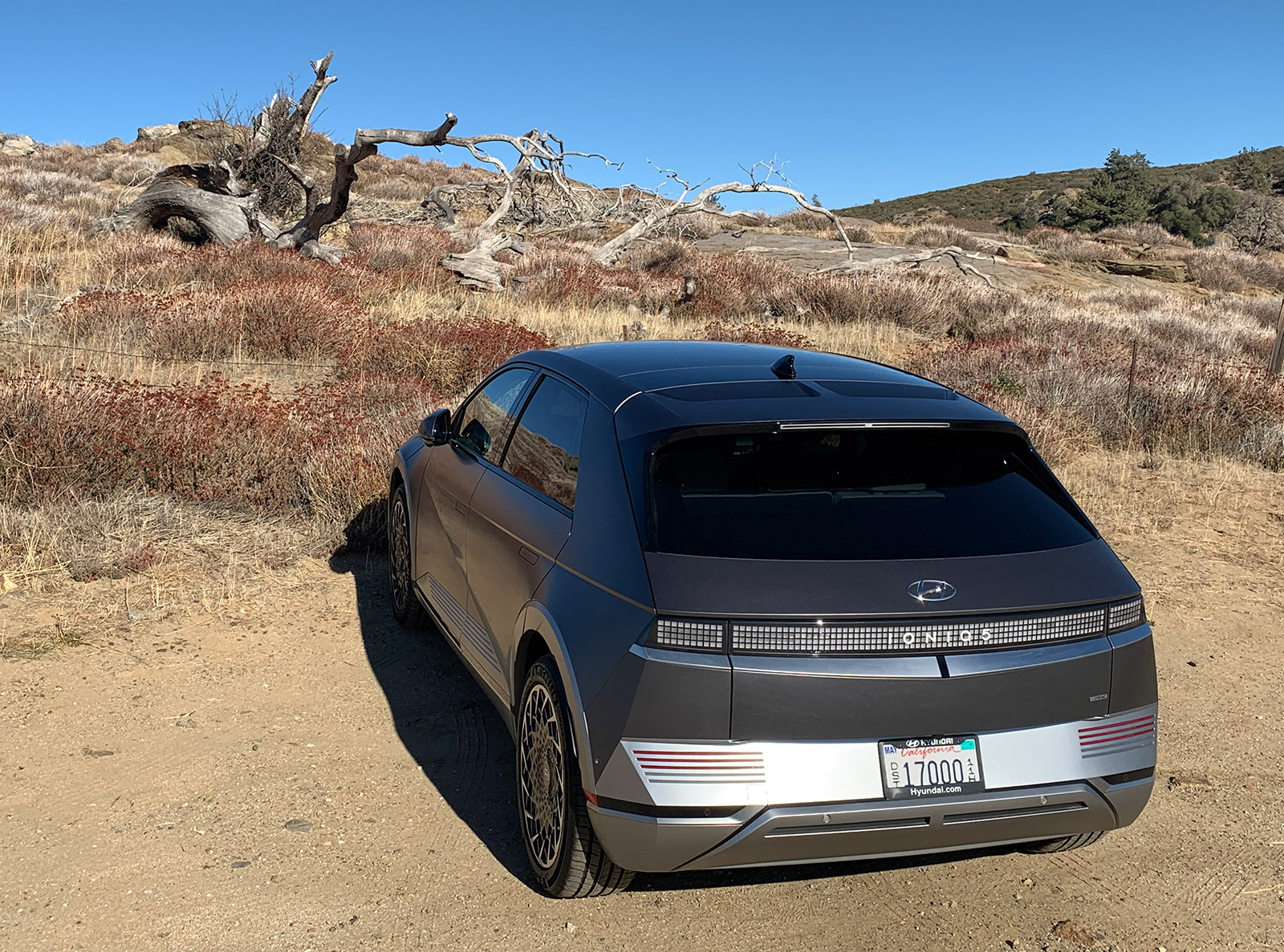 La parte posterior del Ioniq 5 tiene un panel con diseño tipo "pixeles" que se repite en otras zonas del interior y exterior. / Foto: Siempre Auto