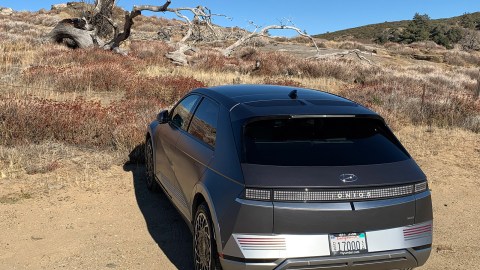 La parte posterior del Ioniq 5 tiene un panel con diseño tipo "pixeles" que se repite en otras zonas del interior y exterior. / Foto: Siempre Auto