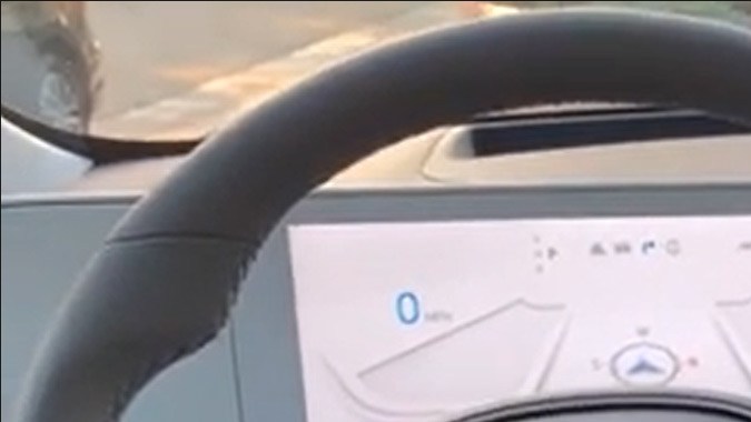 El Ioniq 5 tiene un cockpit limpio y moderno, pero no tan diferente a un auto tradicional como otros eléctricos recientes.