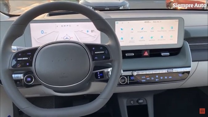 El Ioniq 5 tiene un cockpit limpio y moderno, pero no tan diferente a un auto tradicional como otros eléctricos recientes.