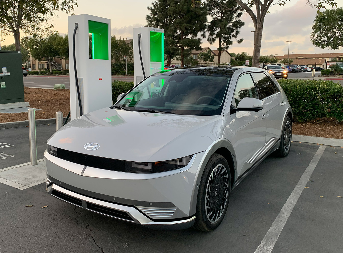 Un Hyundai Ioniq 5 recargando la batería en una estación de Electrify America en San Diego, California. / Foto: Siempre Auto