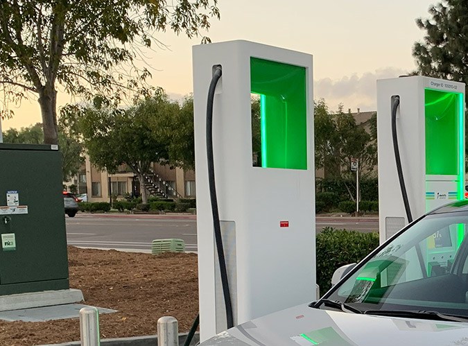 Un Hyundai Ioniq 5 recargando la batería en una estación de Electrify America en San Diego, California. / Foto: Siempre Auto