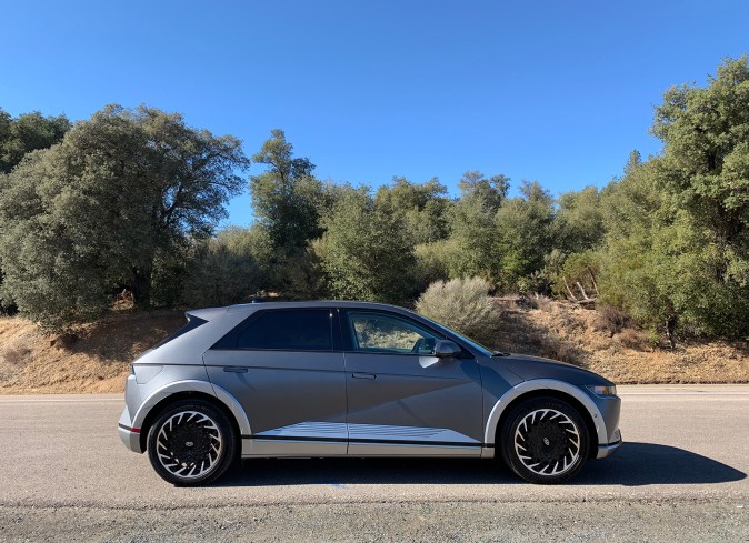 El diseño del Ioniq 5 destaca por sus ángulos y líneas rectas.