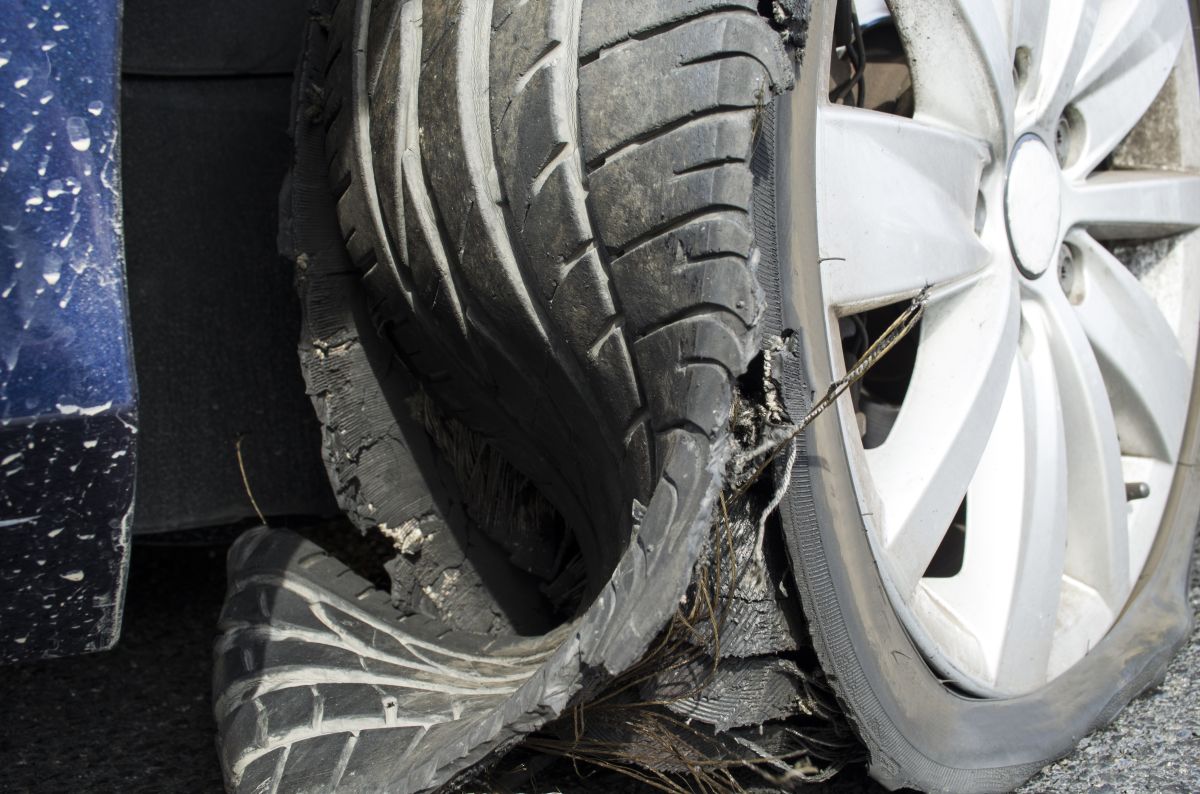 Una llanta reventada puede causar muchos daños en otras partes del auto.