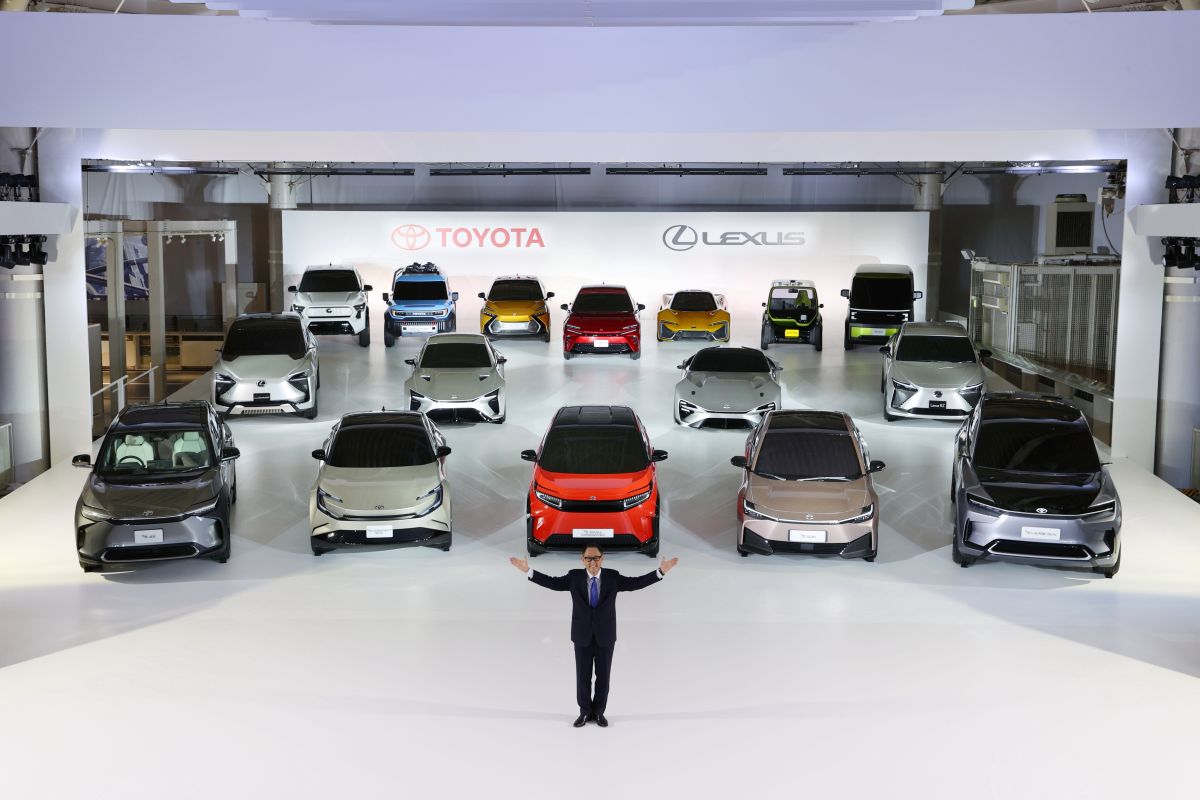 Foto de Akio Toyoda presentando los 16 prototipos eléctricos de Toyota