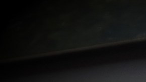 Foto del logo de Volkswagen sobre la parrilla de un auto