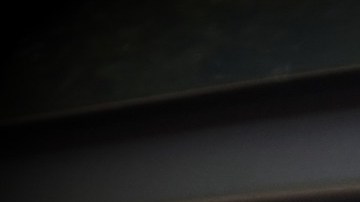 Foto del logo de Volkswagen sobre la parrilla de un auto