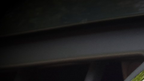 Foto del logo de Volkswagen sobre la parrilla de un auto