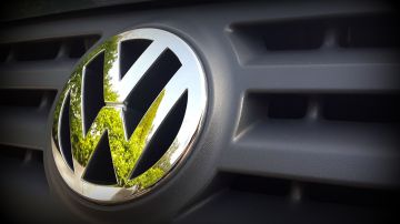 Foto del logo de Volkswagen sobre la parrilla de un auto