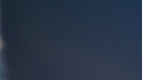 Mano de mujer activando la alarma de un auto