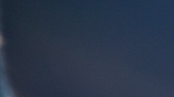 Mano de mujer activando la alarma de un auto