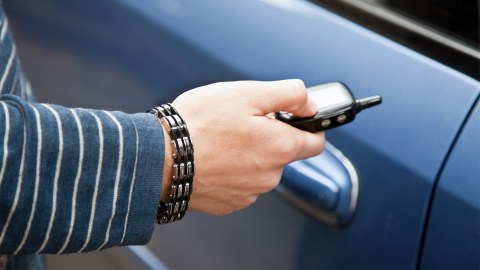 Mano de mujer activando la alarma de un auto