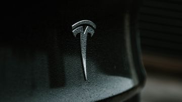 Foto del logo del Tesla sobre un vehículo