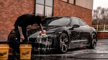 Lavando el auto.