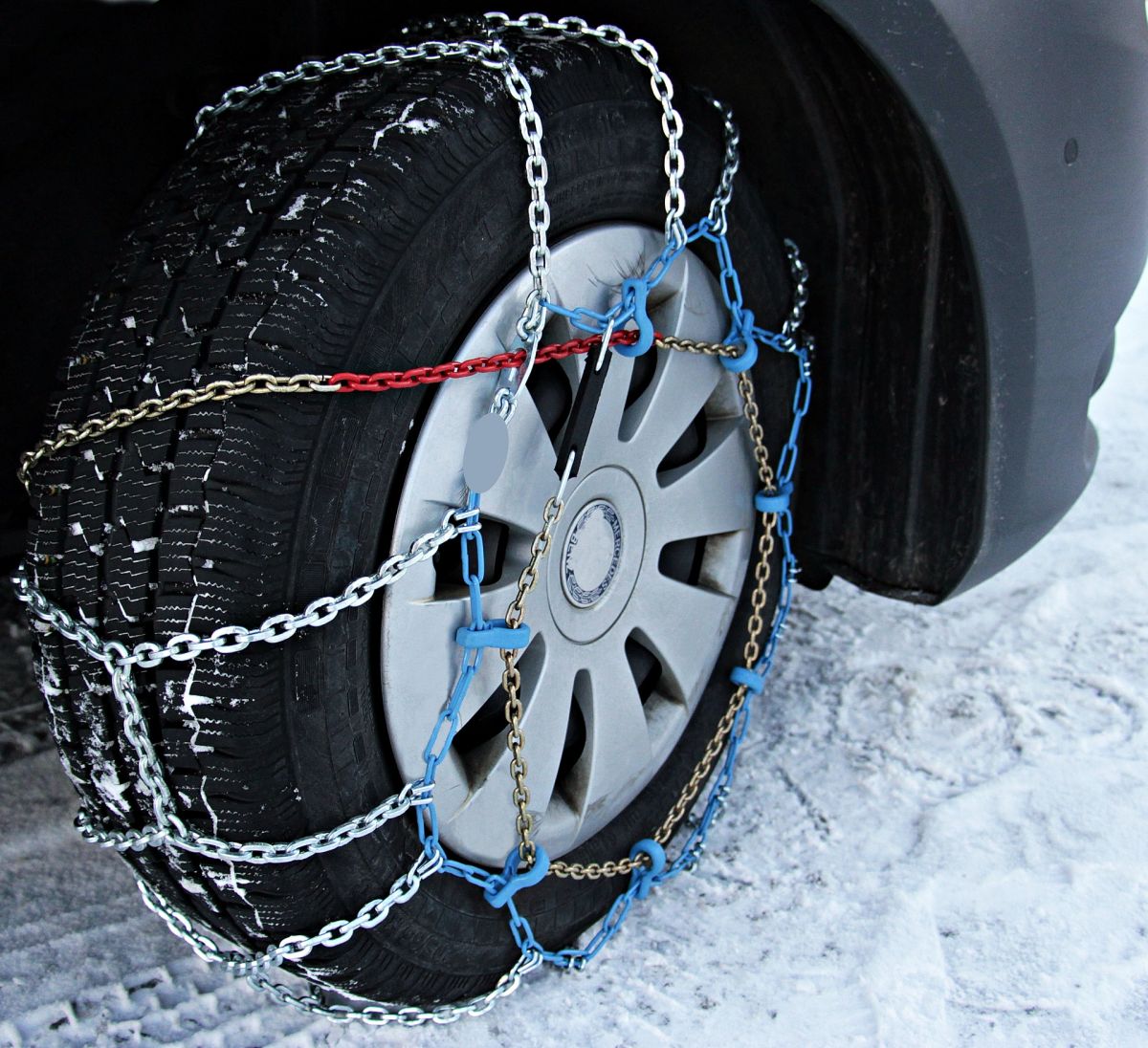 Ten mucho cuidado al colocar las cadenas de nieve de tu auto.