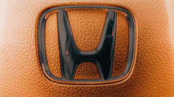 Foto del logo de Honda sobre fondo naranja