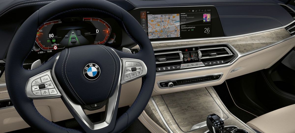 BMW X7 M50i.