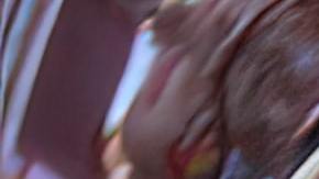 Poniendo gasolina a un auto.