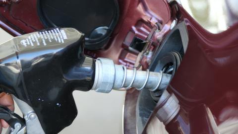 Poniendo gasolina a un auto.