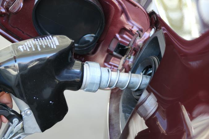 Poniendo gasolina a un auto.